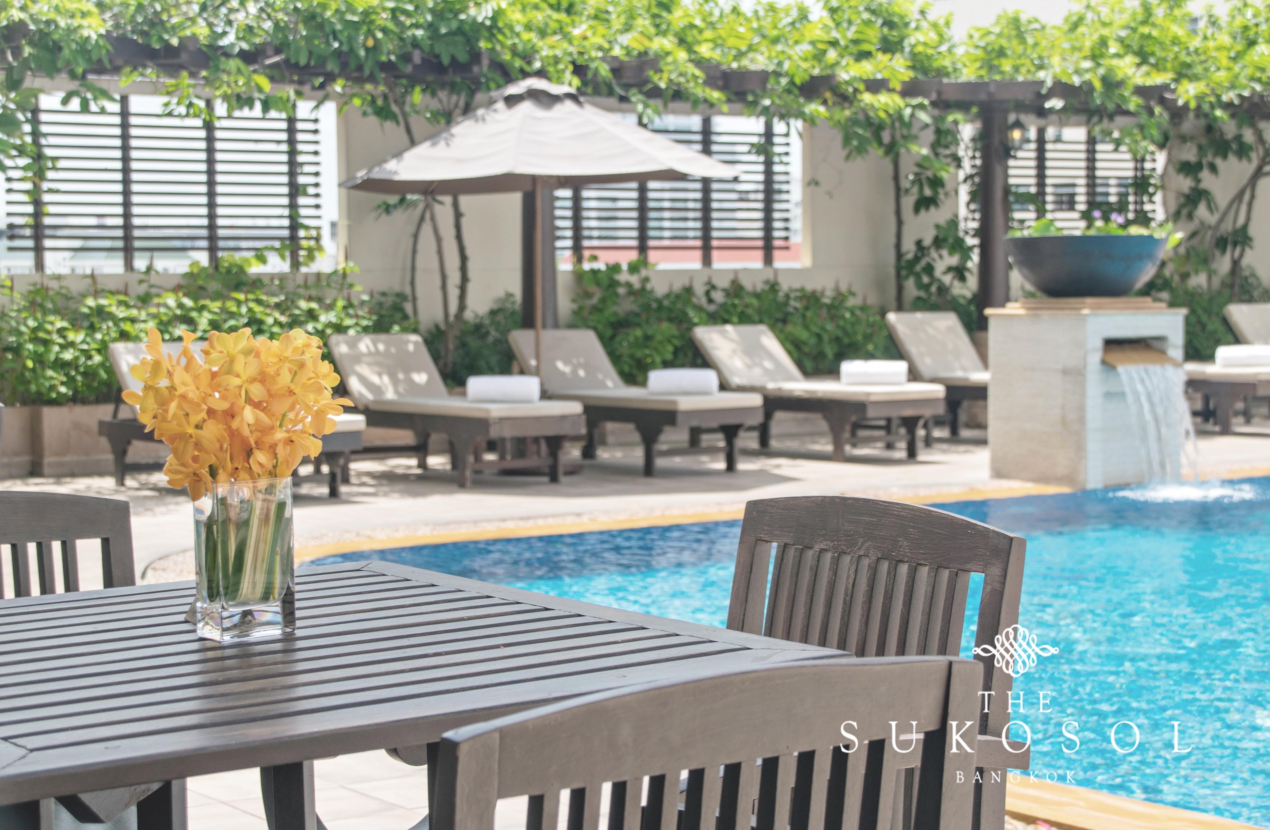 The Sukosol Hotel Bangkok Exterior foto The pool at the hotel