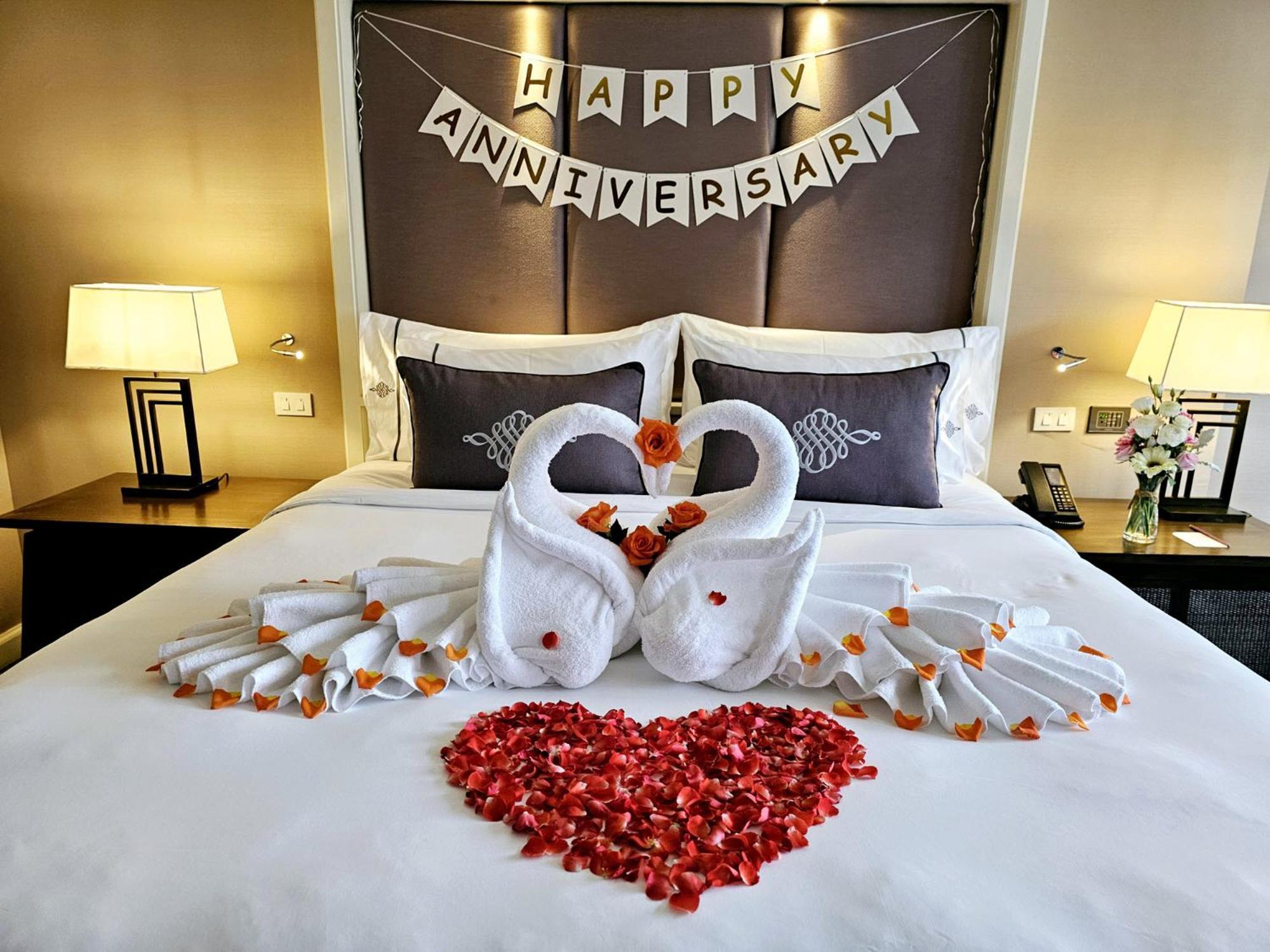 The Sukosol Hotel Bangkok Exterior foto A bed decorated for a wedding anniversary