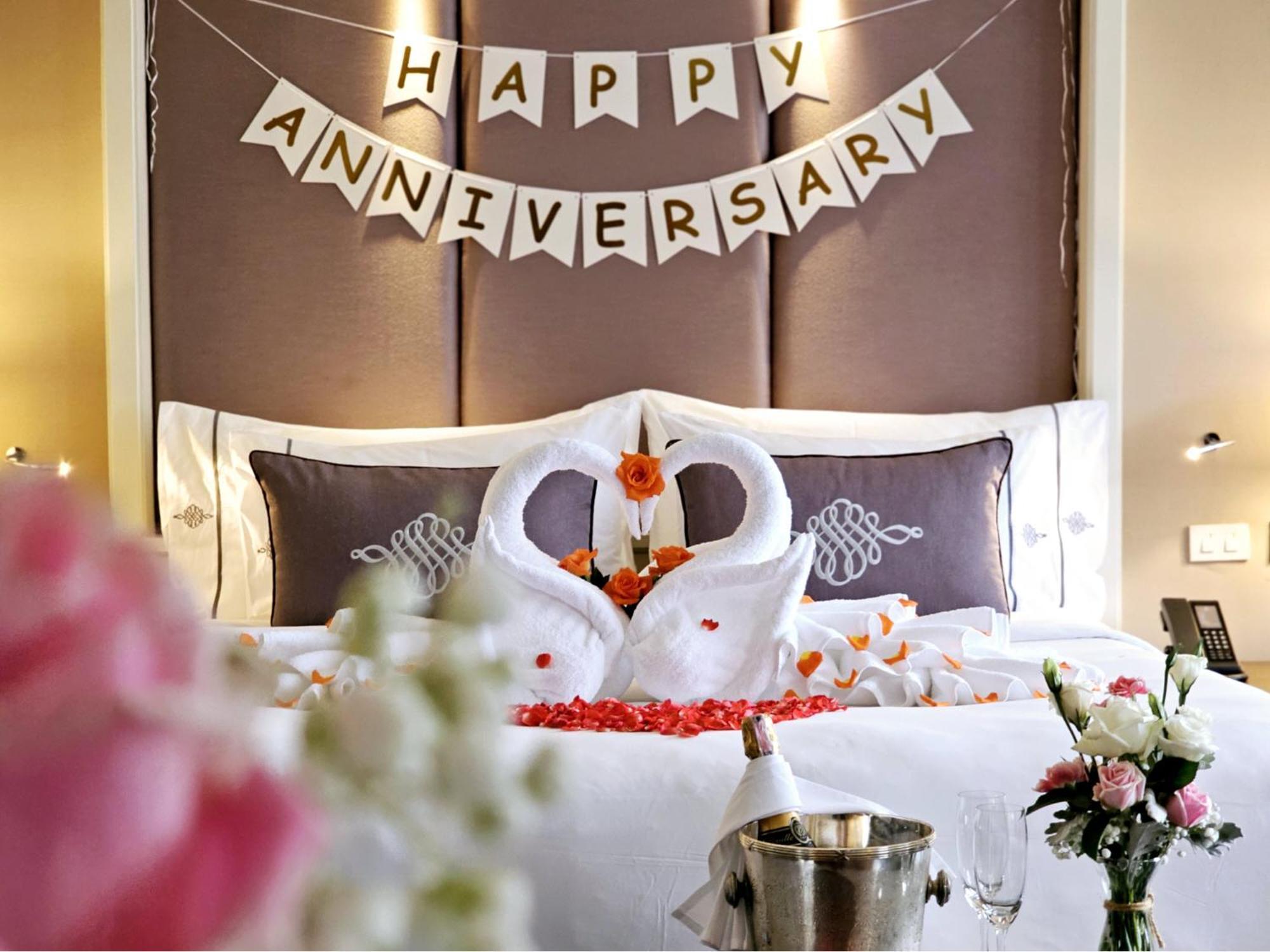 The Sukosol Hotel Bangkok Exterior foto A hotel room decorated for an anniversary celebration