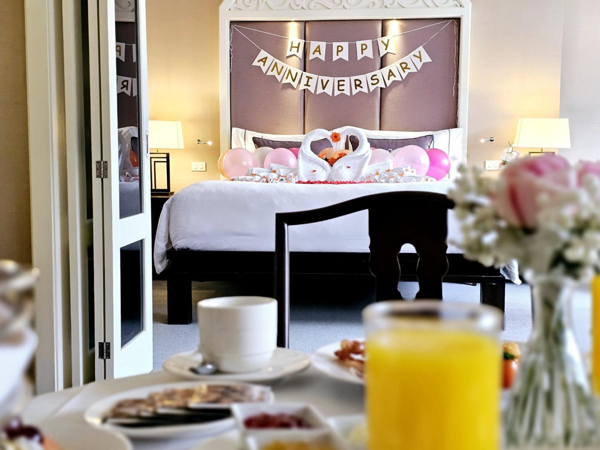 The Sukosol Hotel Bangkok Exterior foto A hotel room decorated for an anniversary celebration