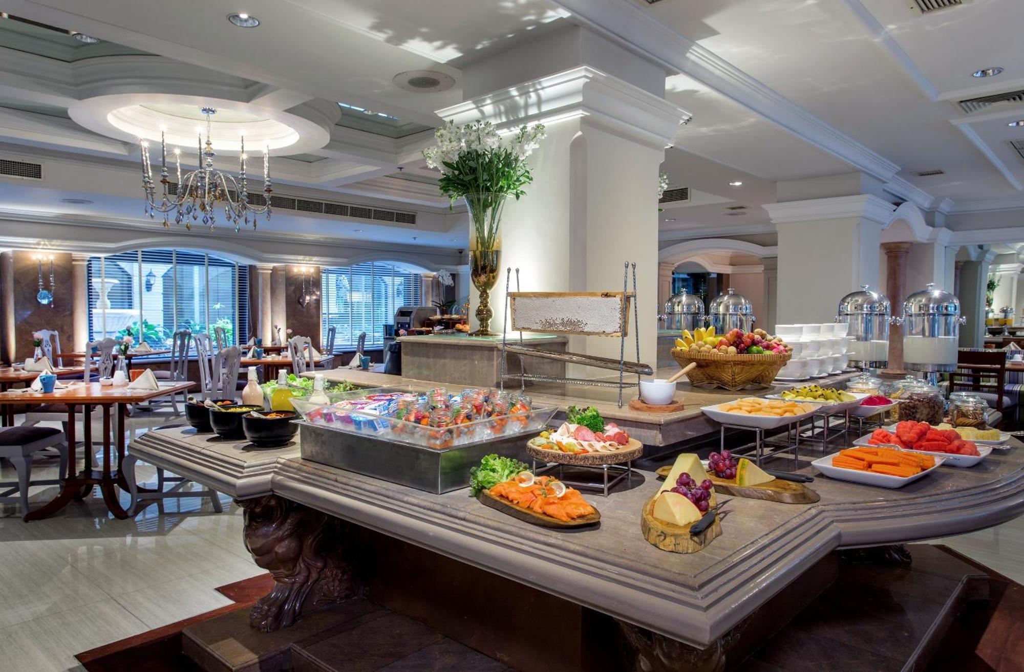 The Sukosol Hotel Bangkok Exterior foto A buffet at a hotel