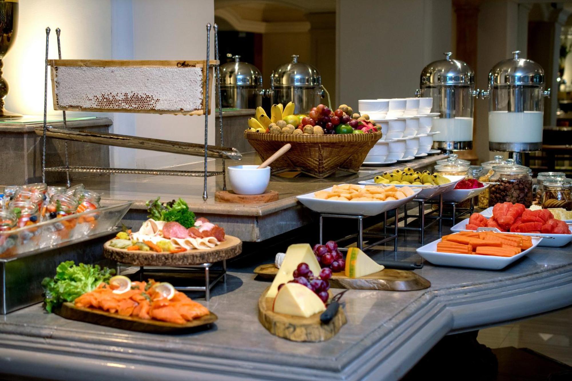The Sukosol Hotel Bangkok Exterior foto A buffet at a hotel